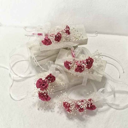 Pulseras con tres claveles de colores